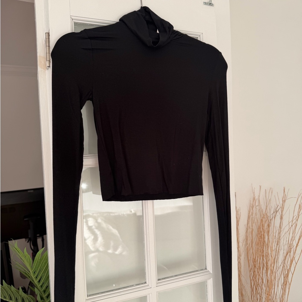 Eterne Black Cropped Fitted Turtleneck Top - Picture 4 of 6
